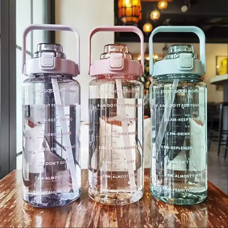 2 Liter Trinkflasche mit Zeitmarkierung & Strohhalm - Motivations-Wasserflasche für Sport & Fitness