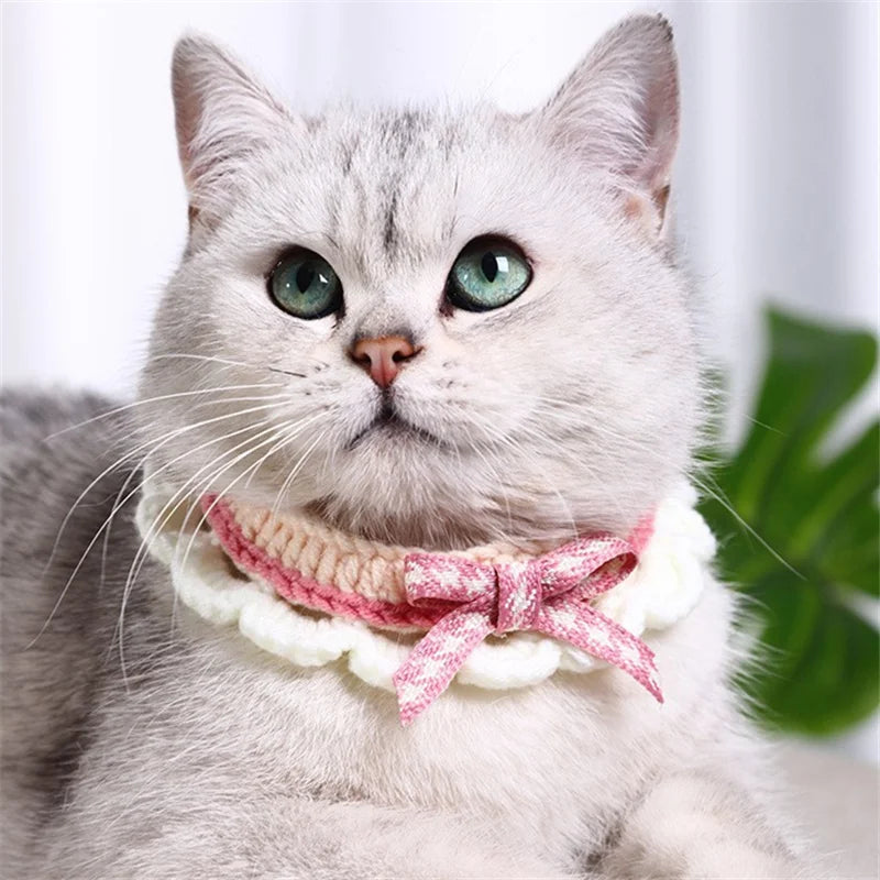 Haustier-Lätzchen mit Schleife – Gestrickter Schal für Welpen, Hunde & Katzen